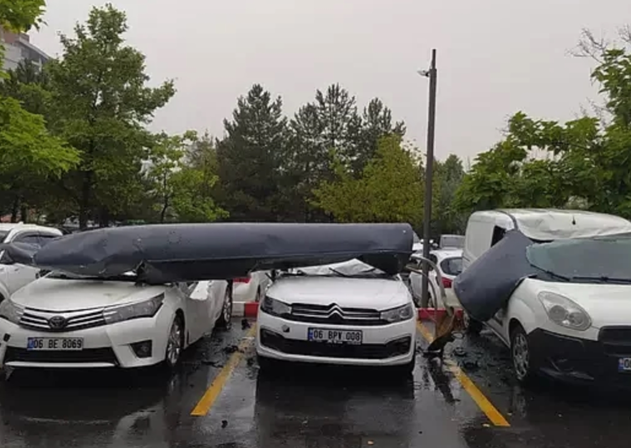 F-4 savaş uçağının bir parçası Ankara'da bir otoparka düştü!