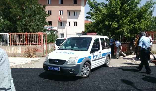 Müdüre ateş açtı, 2 çalışanı rehin aldı...