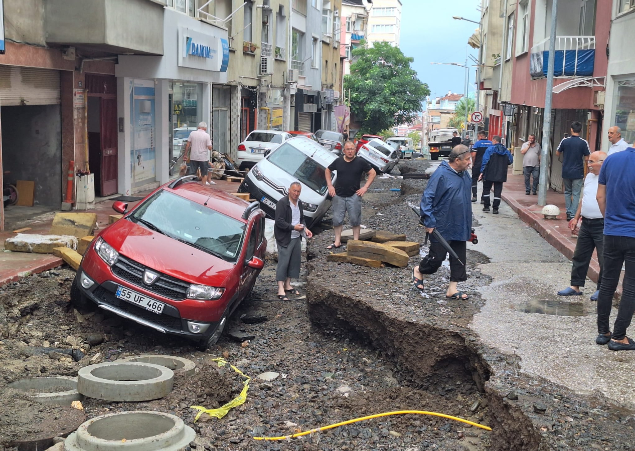 Samsun'da sel yollar yardı, araçları yan yatırdı