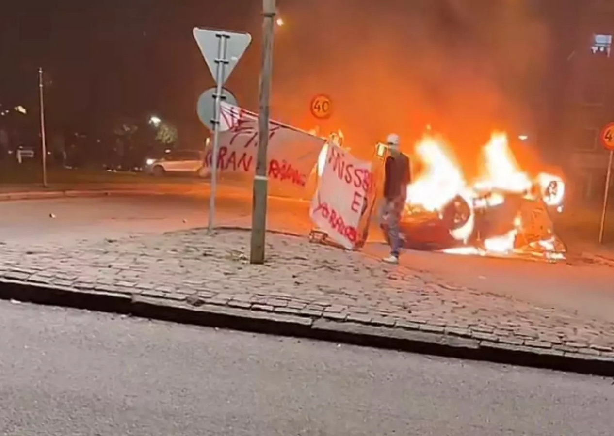 Kur'an-ı Kerim saldırıları sonrası İsveç'te Müslümanlar isyan başlattı: Yol kesip, araçları ateşe verdiler...