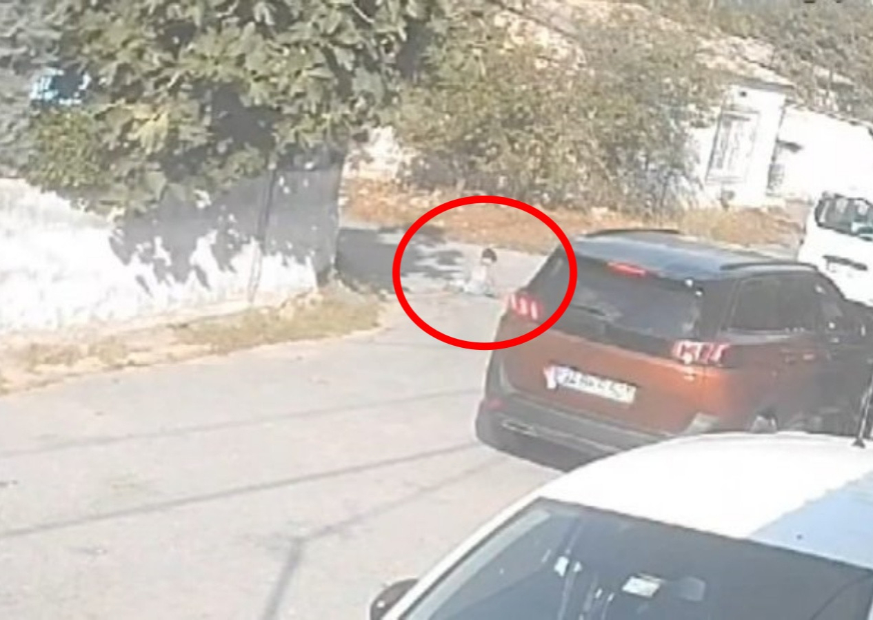 Kediyi seven çocuğun üzerinden aracıyla geçti! Feci kazanın görüntüleri ortaya çıktı...