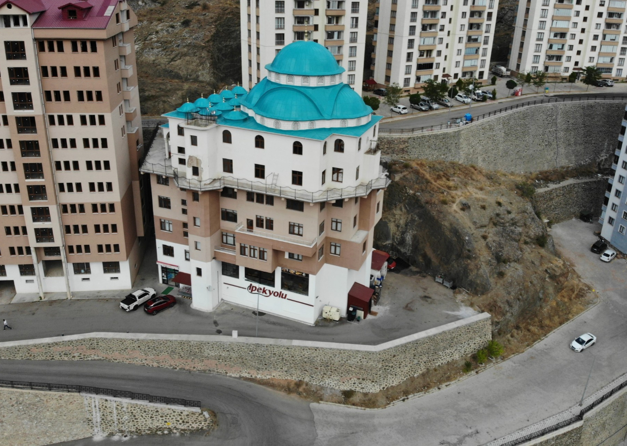 Gümüşhane’deki 6 katlı apartman camiyi gören bir daha bakıyor: "Müteahhit günahlarını affettirmek için yaptı"