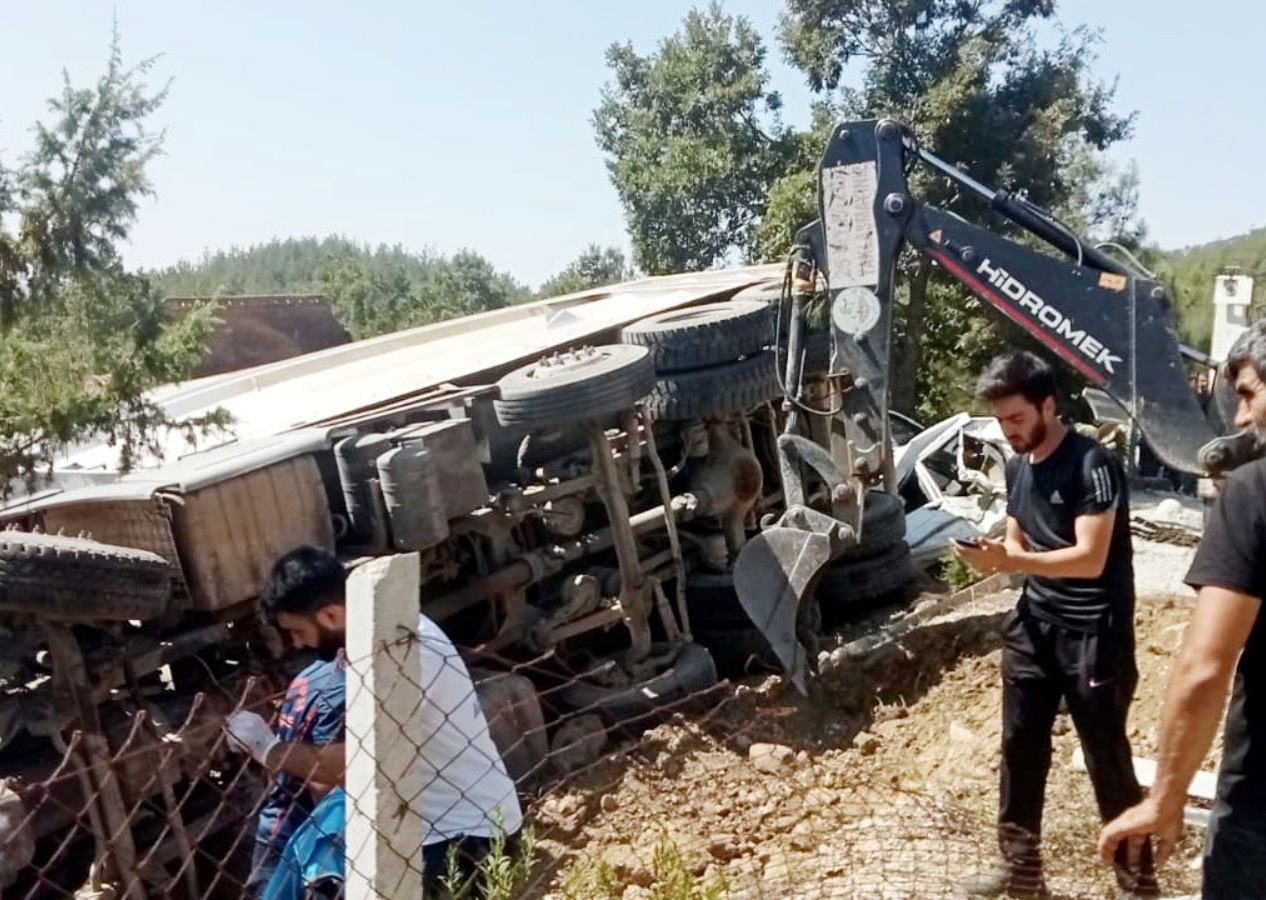 Kahramanmaraş'ta feci kaza: Cenaze namazı kılanların arasına kamyon daldı!