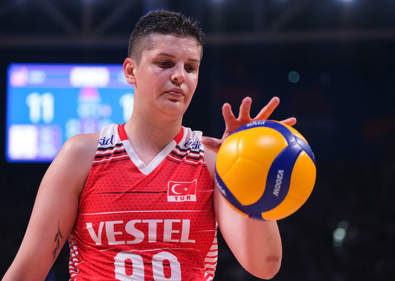 Milli voleybolcu Ebrar Karakurt'tan tepki çeken 'Lezbiyen' paylaşımı! Kısa süre sonra sildi