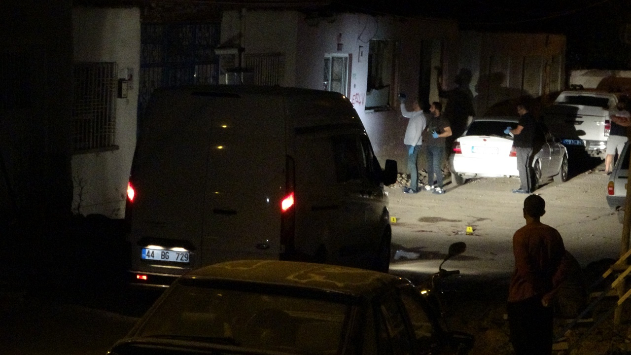 Malatya'da dehşete düşüren olay! Husumetlisinin boğazını kesip, canlı yayın açtı: Kanlar içinde kalan adam sokağa çıkıp yardım istedi