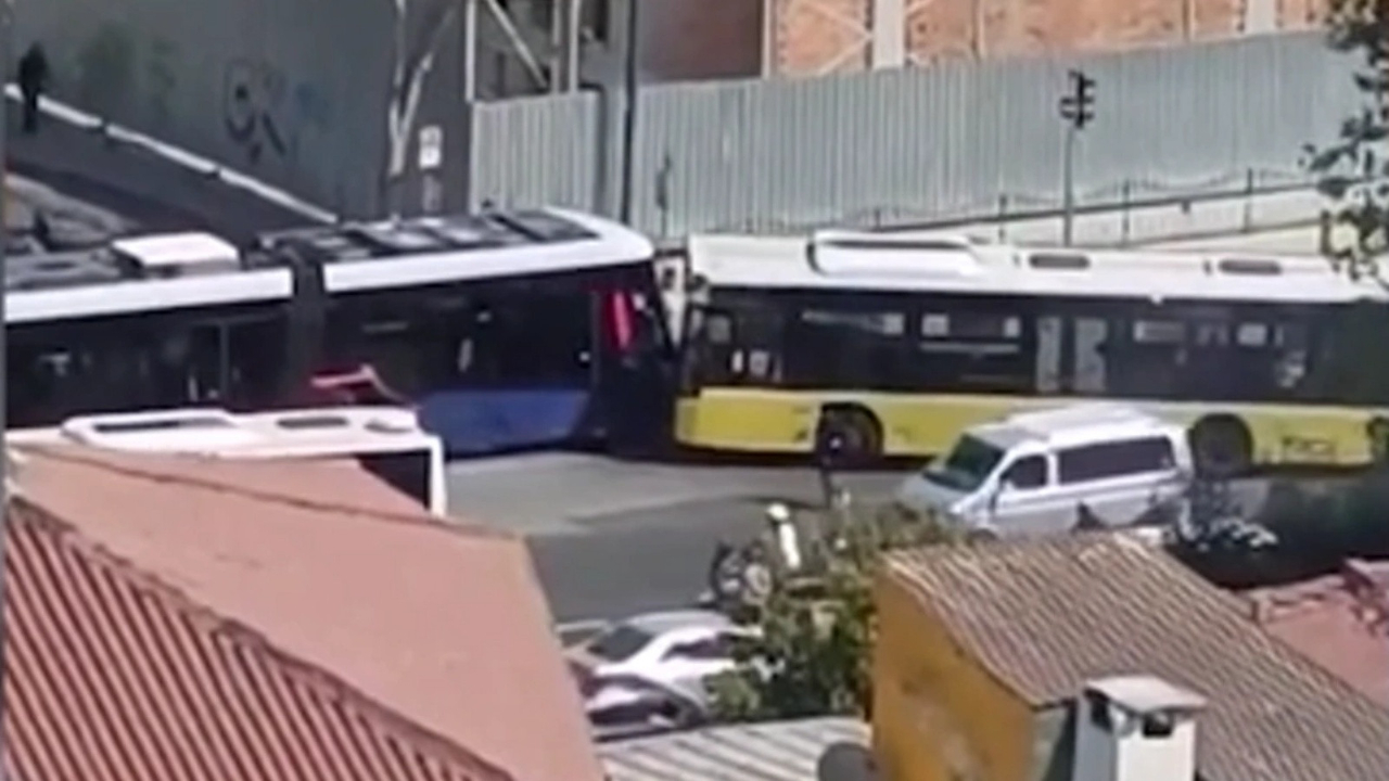 Eminönü'nde İETT otobüsü, seyir halindeki tramvaya çarptı!