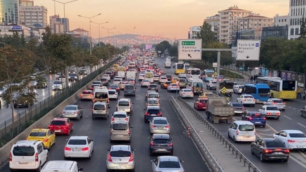 Yola çıkacaklar dikkat! İstanbul'da trafik yoğunluğu yüzde 60'ın üzerinde!