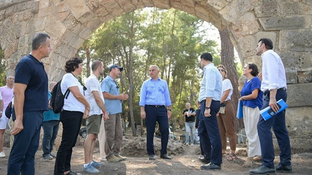 Geçmişe kısa bir gezinti! Antalya'da Büyük İskender'in yürüdüğü cadde gün yüzüne çıkarılıyor