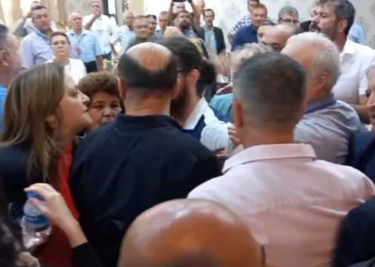 CHP kongresinde gerginlik: Milletvekili Burcu Köksal bayıldı! İşte o anlar...