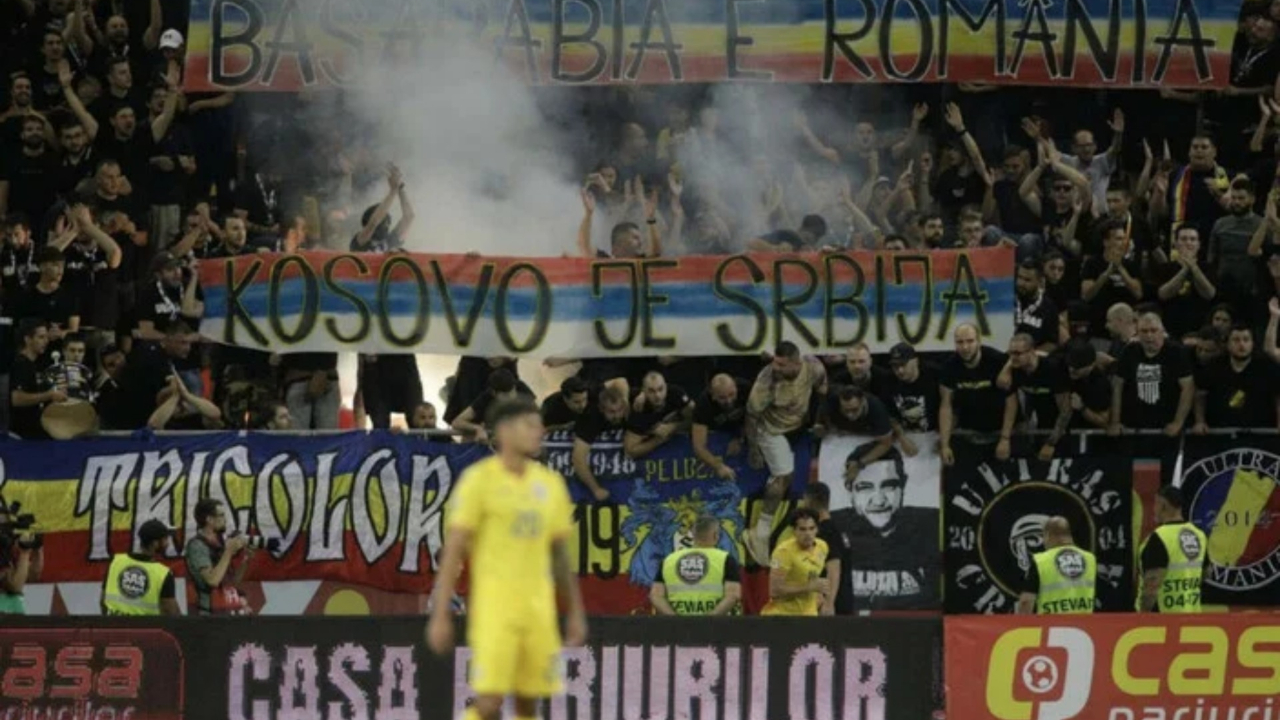 Romanya-Kosova maçında ırkçı pankart skandalı: Futbolcular maçı bırakıp soyunma odasına gitti