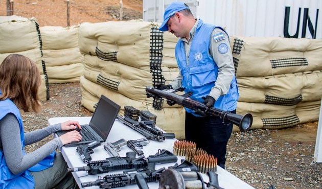 Kolombiya'da FARC elindeki son silahı da teslim etti...