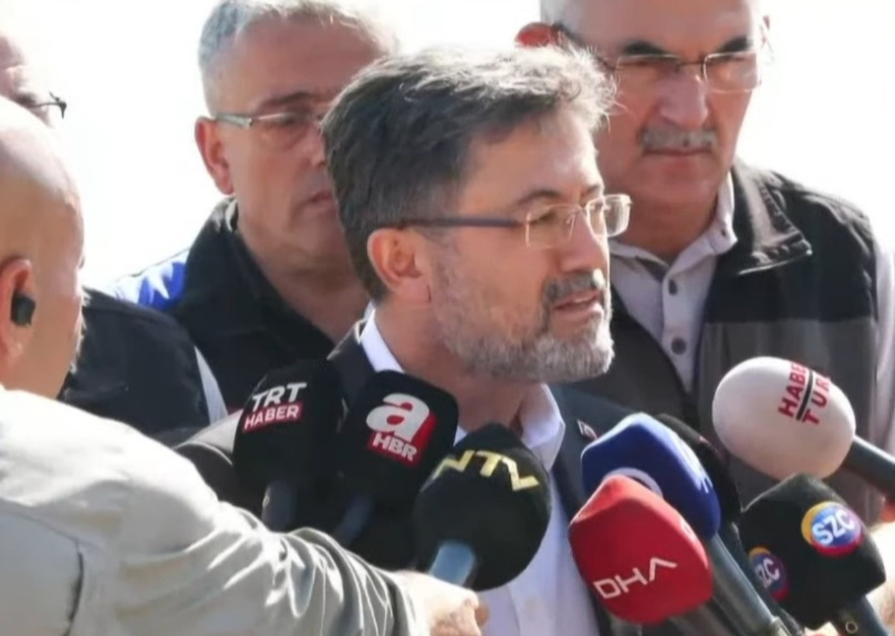 İzmir'de yangına müdahale eden helikopter baraja düştü: Bakan Yumaklı son durumu açıkladı!