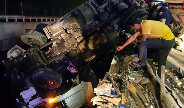 TIR köprü bariyerlerinde asılı kaldı
