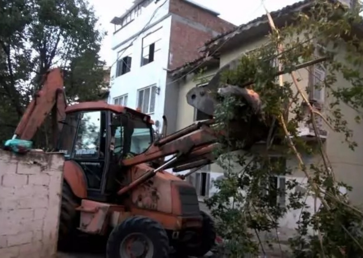 Belediye başkan adayının evinden 15 kamyon çöp çıktı! Savunması şoke etti...