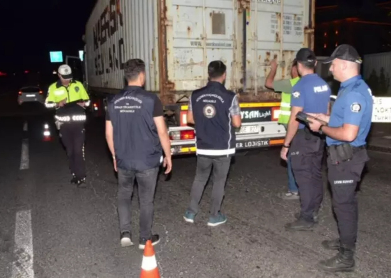 Bakan Yerlikaya duyurdu: 26 göçmen kaçakçısı yakalandı!