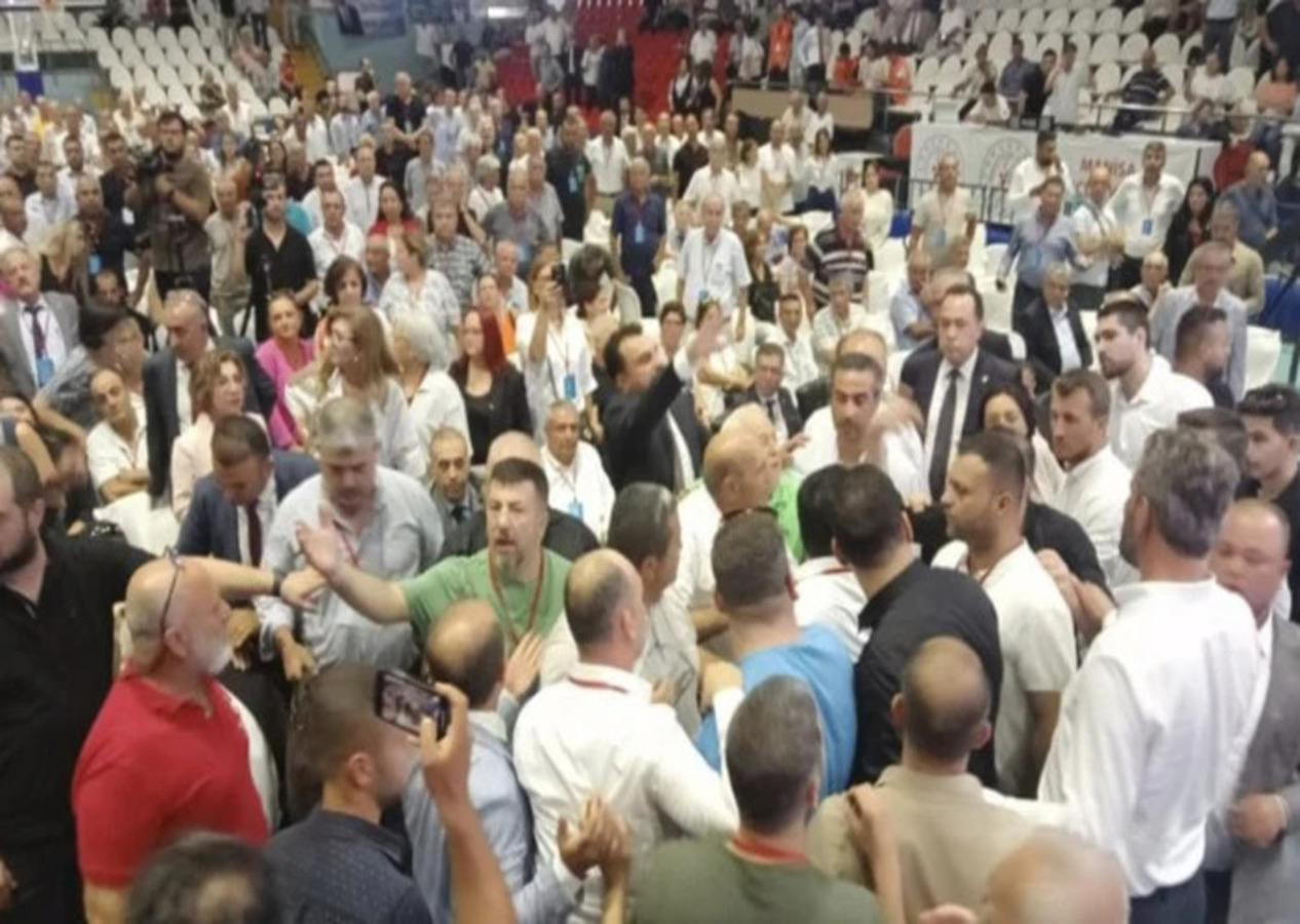 CHP'de skandal kavga! Küfürler havada uçuştu, ortalık savaş alanına döndü!