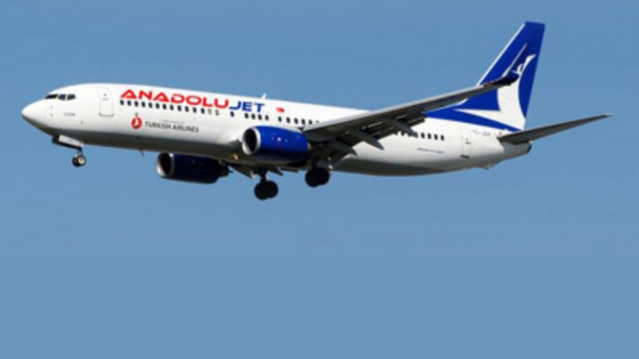 Anadolujet yolcu uçağı taksi yolu dışına çıktı! Yolcular tahliye edildi...