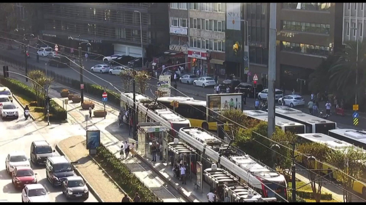 Beyoğlu'nda İETT otobüsü, tramvaya çarptı! İşte ilk görüntüler...