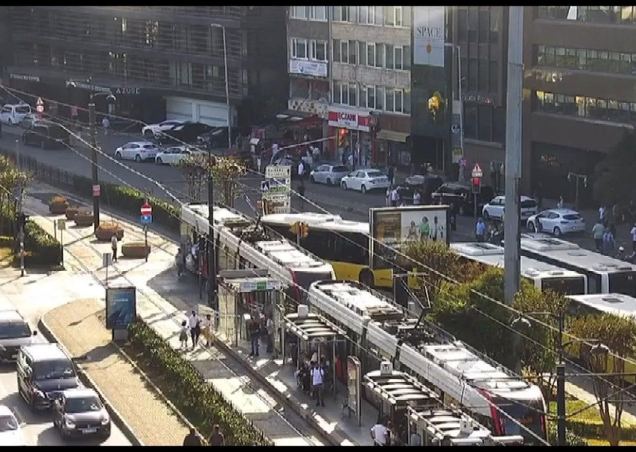 Beyoğlu'nda İETT otobüsü, tramvaya çarptı! İşte ilk görüntüler...