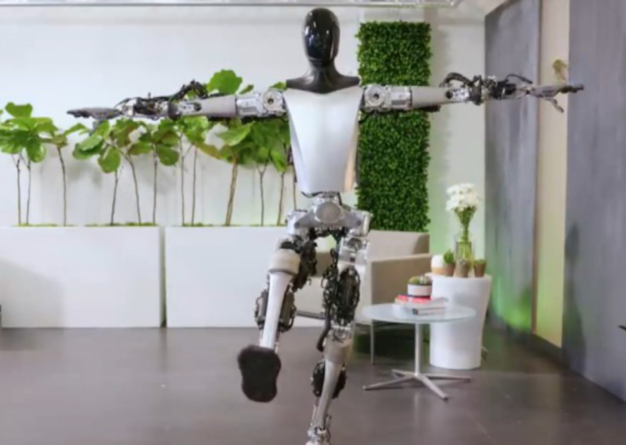 İlk tanıtıldığında ayakta duramıyordu: Tesla'nın robotu Optimus'un yetenekleri geliştirildi