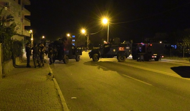 Batman'da PKK'lı hainler astıkları afişe bomba tuzakladı...