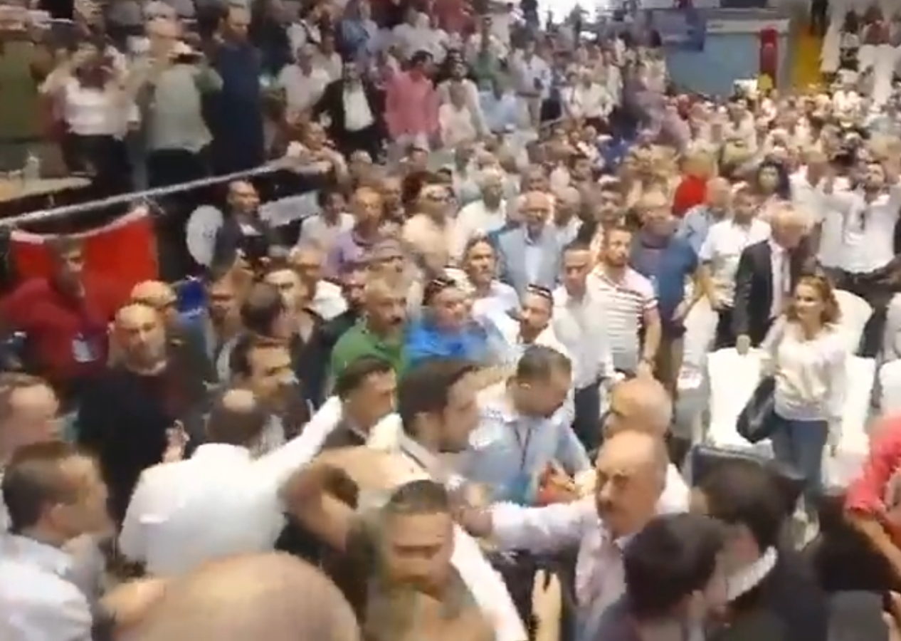 Bu kaçıncı oldu sayamadık: CHP Manisa İl Kongresi'nde kavga
