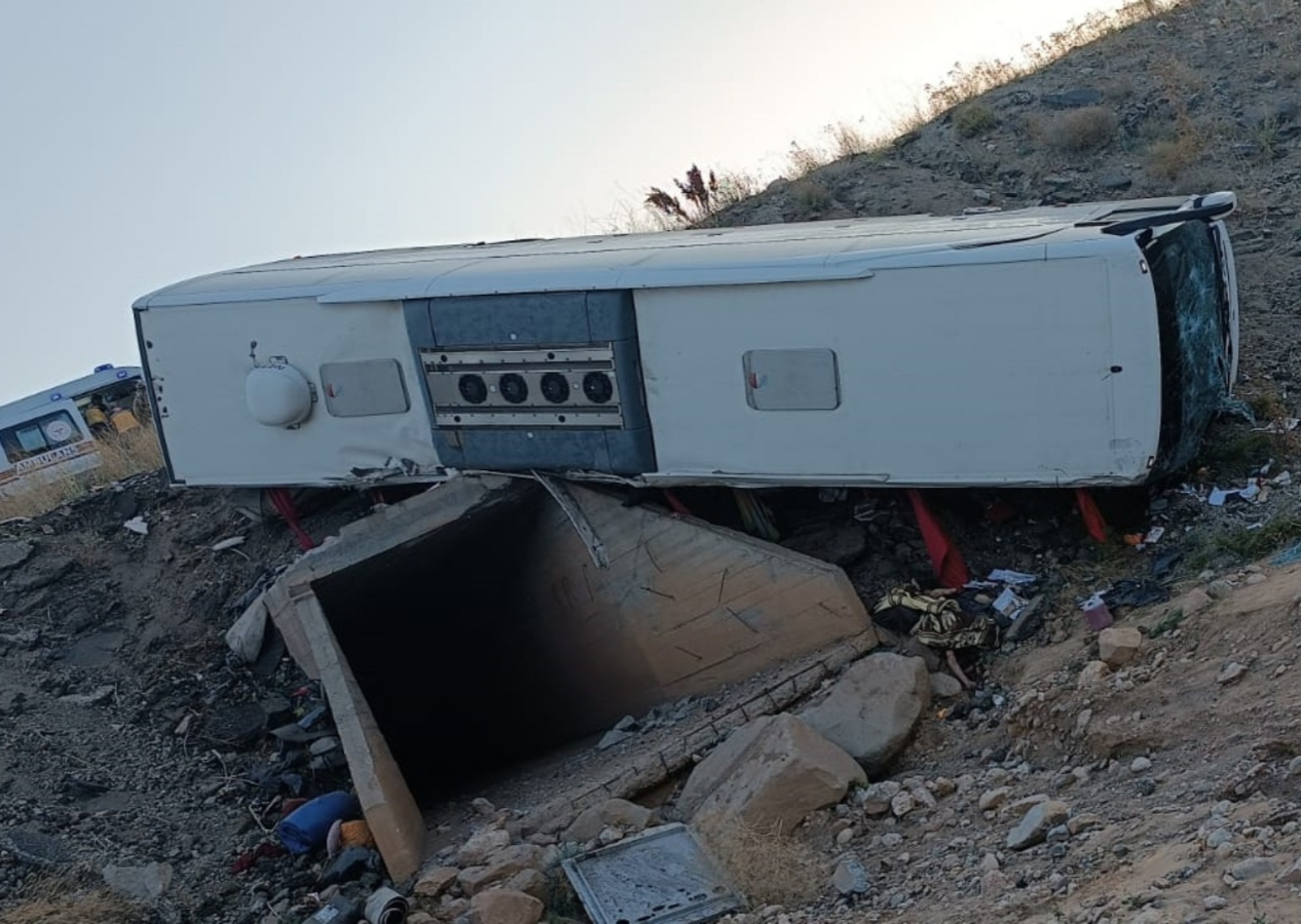 Erzurum'da feci kaza: Yolcu otobüsü şarampole yuvarlandı: 3 ölü, 22 yaralı
