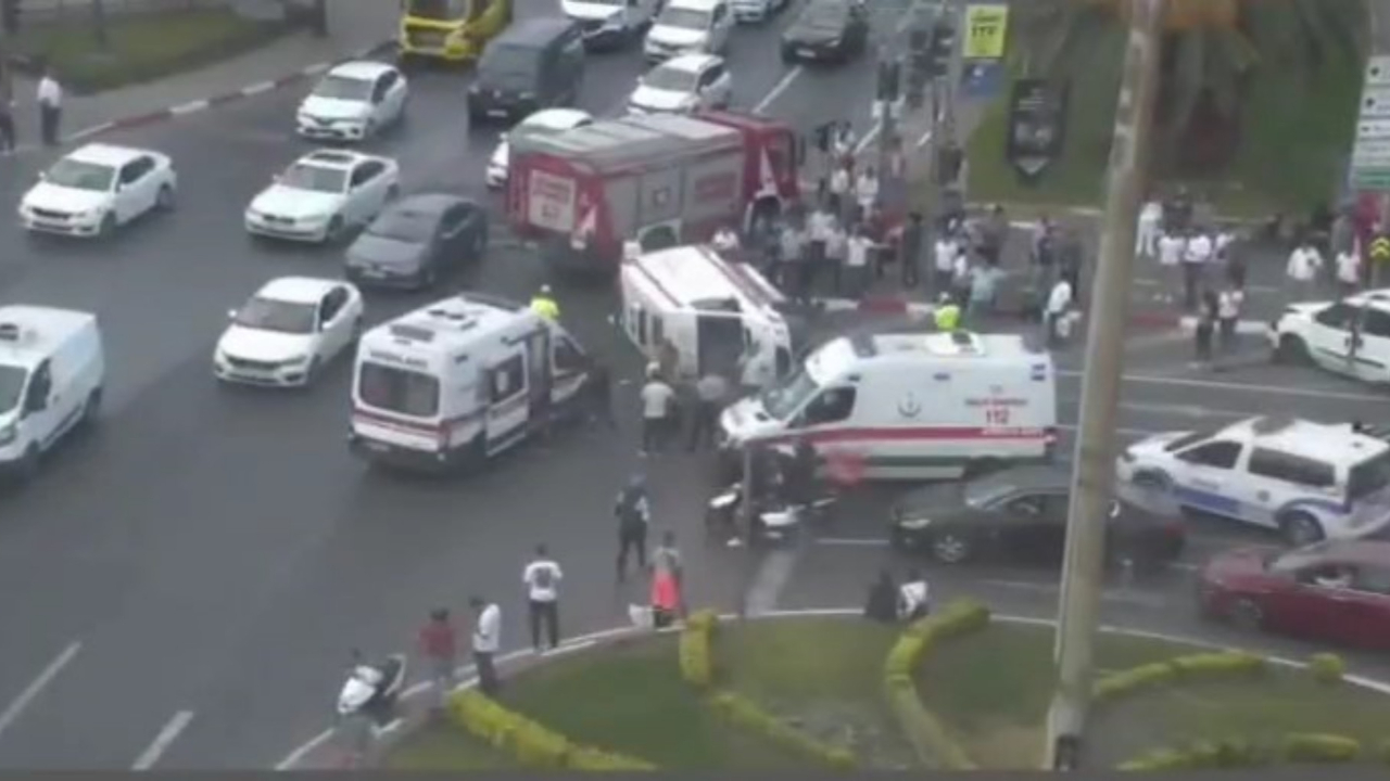 Fatih Vatan Caddesi'nde içinde hasta olan ambulans kaza yaparak yan yattı!