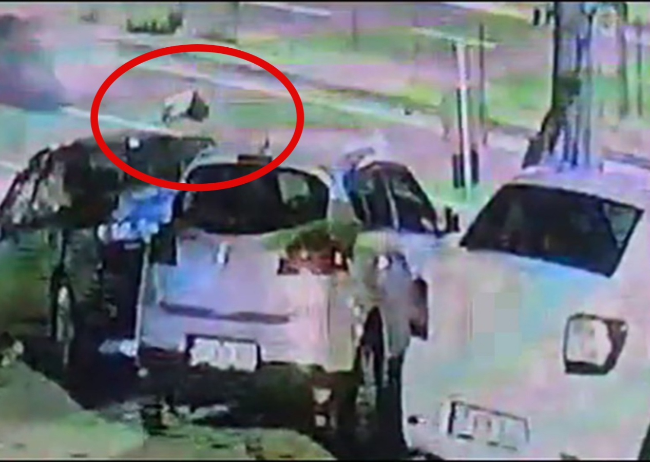Yaşlı kadın önce motosikletin ardından da otomobilin altında kaldı! Dehşet anları kamerada...