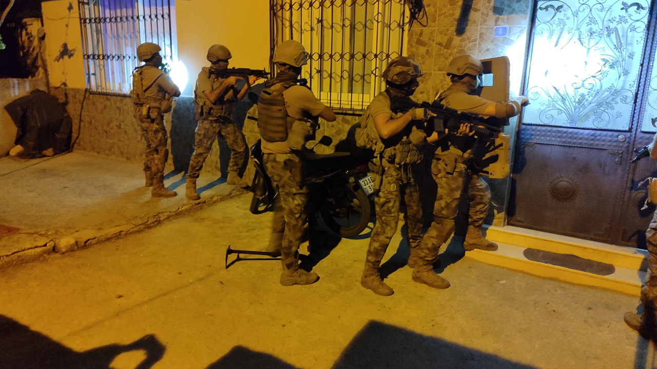 Mersin'de PKK operasyonu! Örgütü öven paylaşımlar yapıp terörist cenazelerine katılan 12 kişi hakkında gözaltı kararı