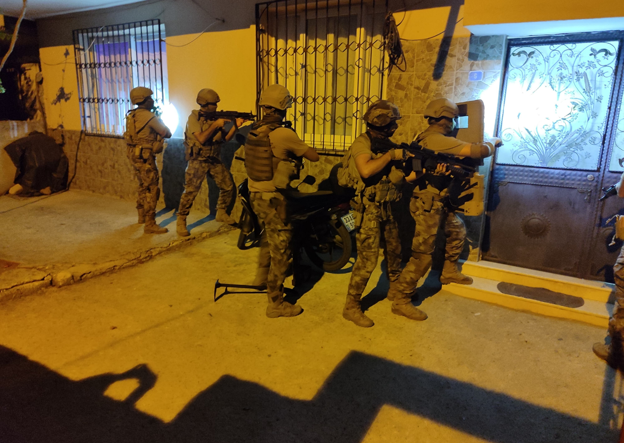Mersin'de PKK operasyonu! Örgütü öven paylaşımlar yapıp terörist cenazelerine katılan 12 kişi hakkında gözaltı kararı