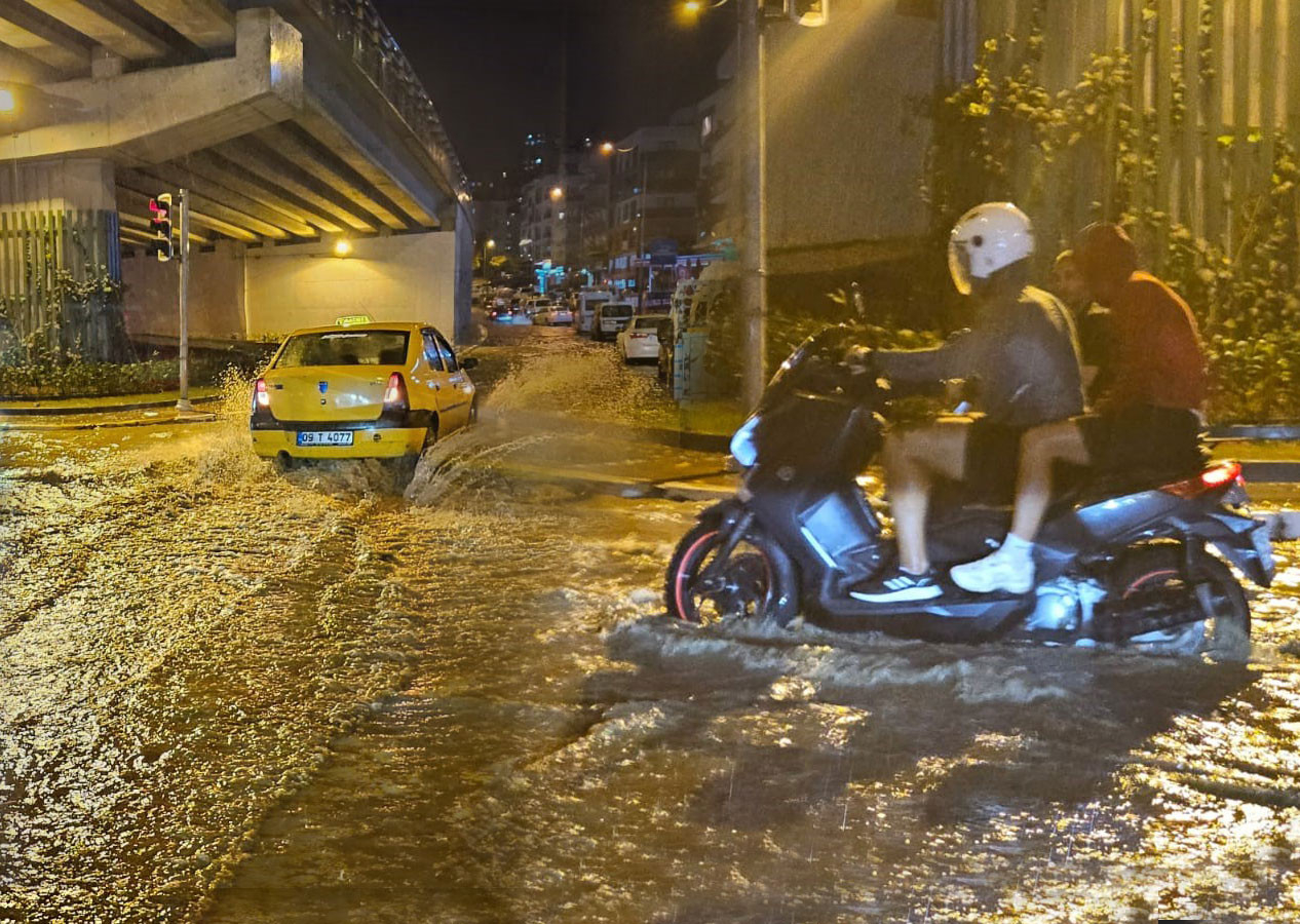 Meteoroloji uyarmıştı! Yollar göle döndü