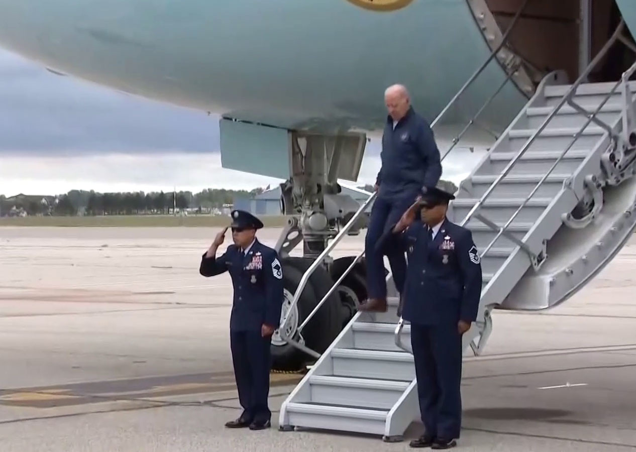 ABD Başkanı Biden yine gündem oldu! Uçaktan inerken düşüyordu
