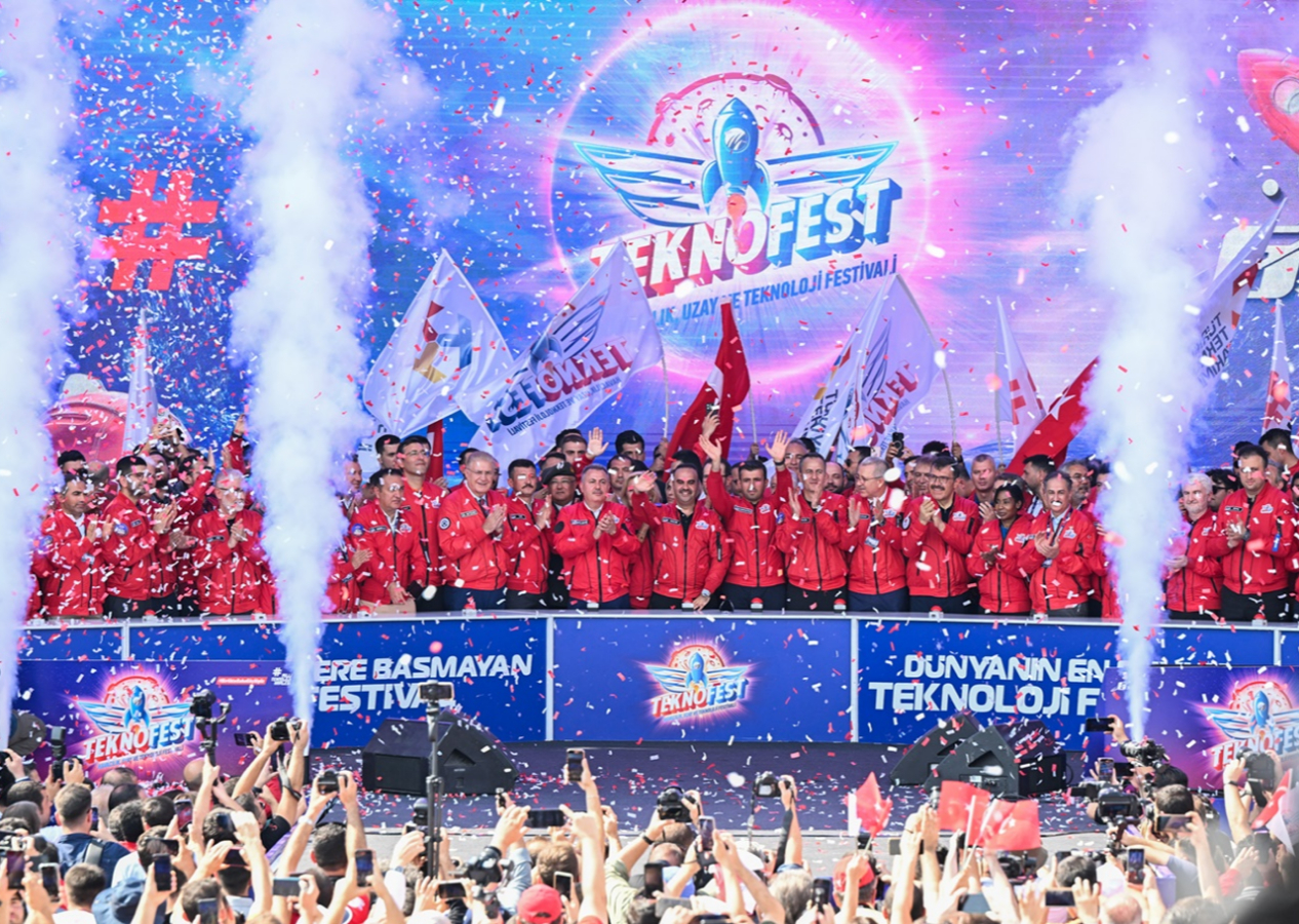 İzmir'de büyük coşku! Selçuk Bayraktar: TEKNOFEST zihinsel bir devrime imza atıyor