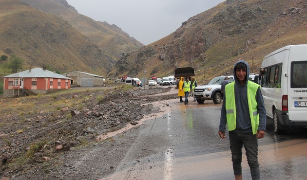 Van-Hakkari karayolu sel nedeniyle ulaşıma kapandı!