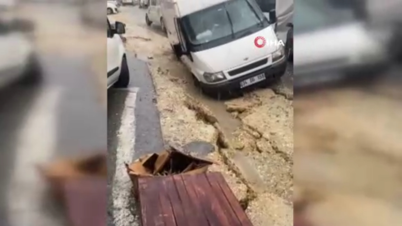 Çatalca’da şiddetli yağış nedeniyle yol çöktü!