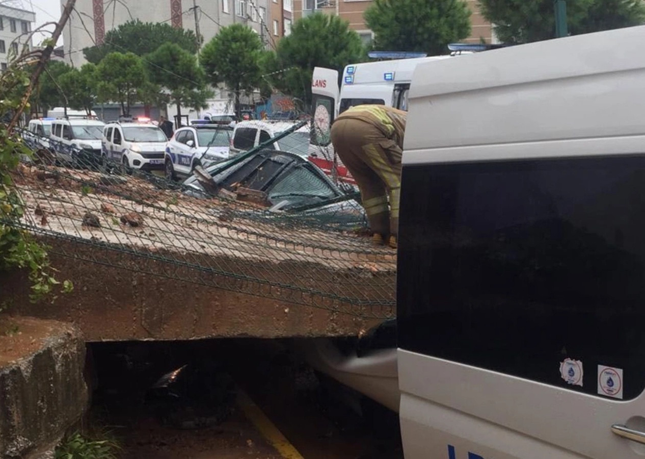 Pendik'te istinat duvarı araçların üzerine çöktü! İşçi servisinde sıkışan sürücü kurtarıldı