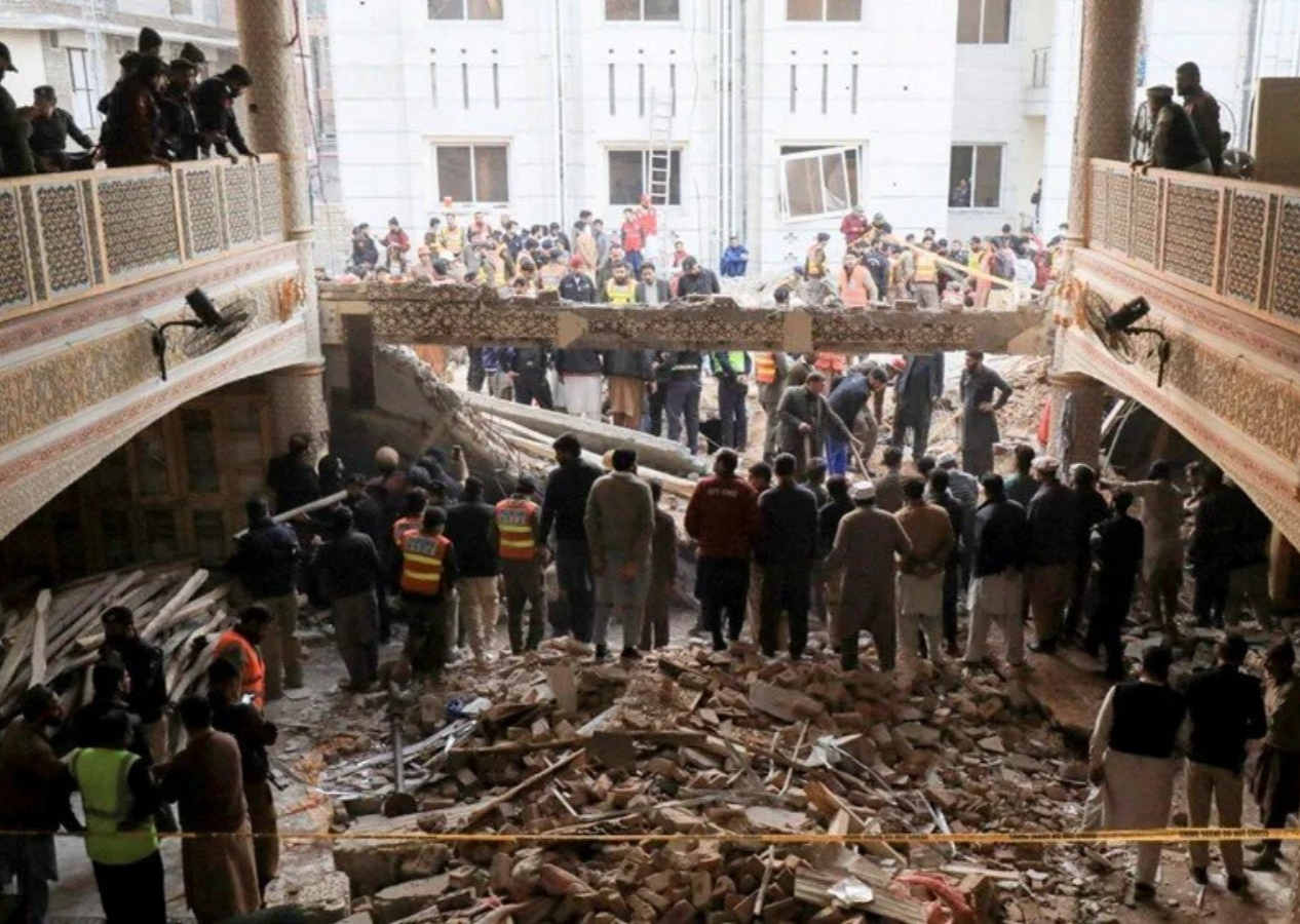Pakistan'da Mevlit Kandili için toplananların bulunduğu cami yakınına bombalı terör saldırısı:52 ölü