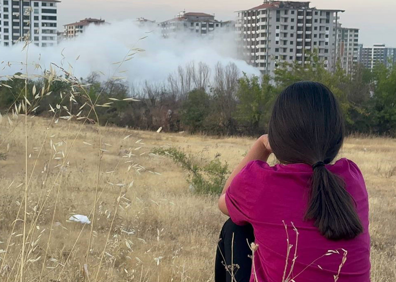 Bir yıl önce aldıkları evlerinin yıkımını gözyaşları içinde izlediler