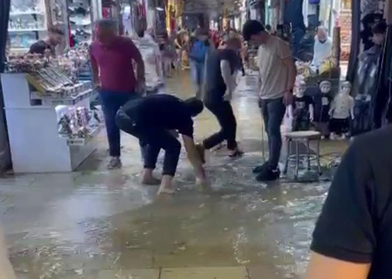 Kapalıçarşı'yı su bastı! Fatih Belediyesi: İSKİ kanallarının yetersizliğinden kaynaklı!