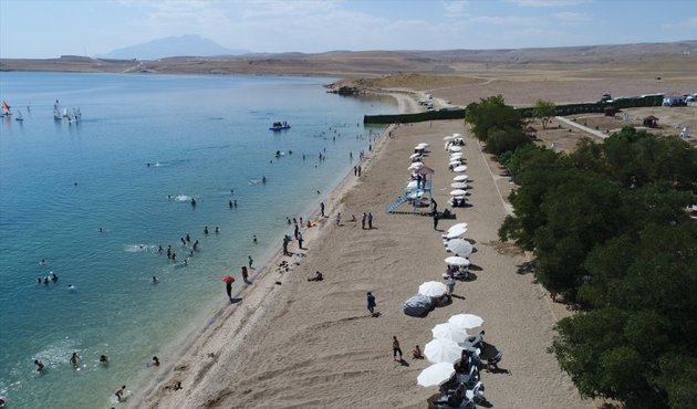 Kayyum geldi Van Gölü'nde plaj keyfi başladı!
