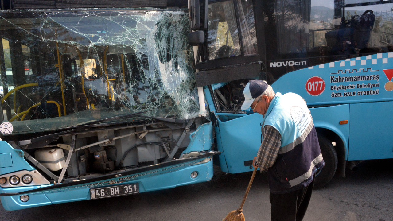 Kahramanmaraş'ta halk otobüsleri birbirine girdi: 9 yaralı!