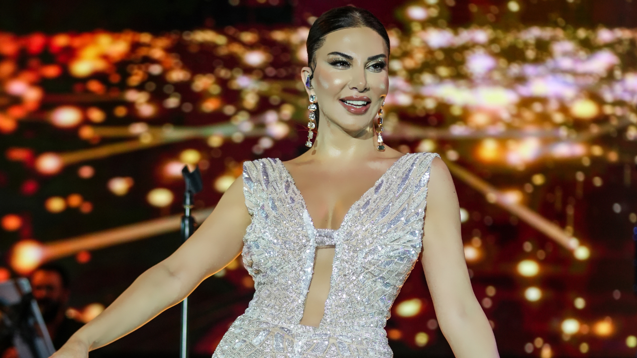 Ünlü şarkıcı Ebru Yaşar'a 'Yılın Kadın Sanatçısı' ödülü! Yeni şarkıların müjdesini verdi