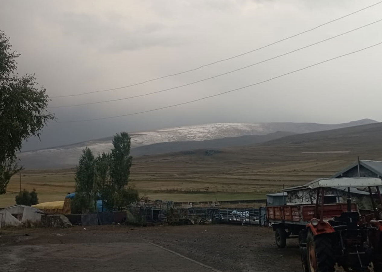 Ardahan'da mevsimin ilk karı yağdı!