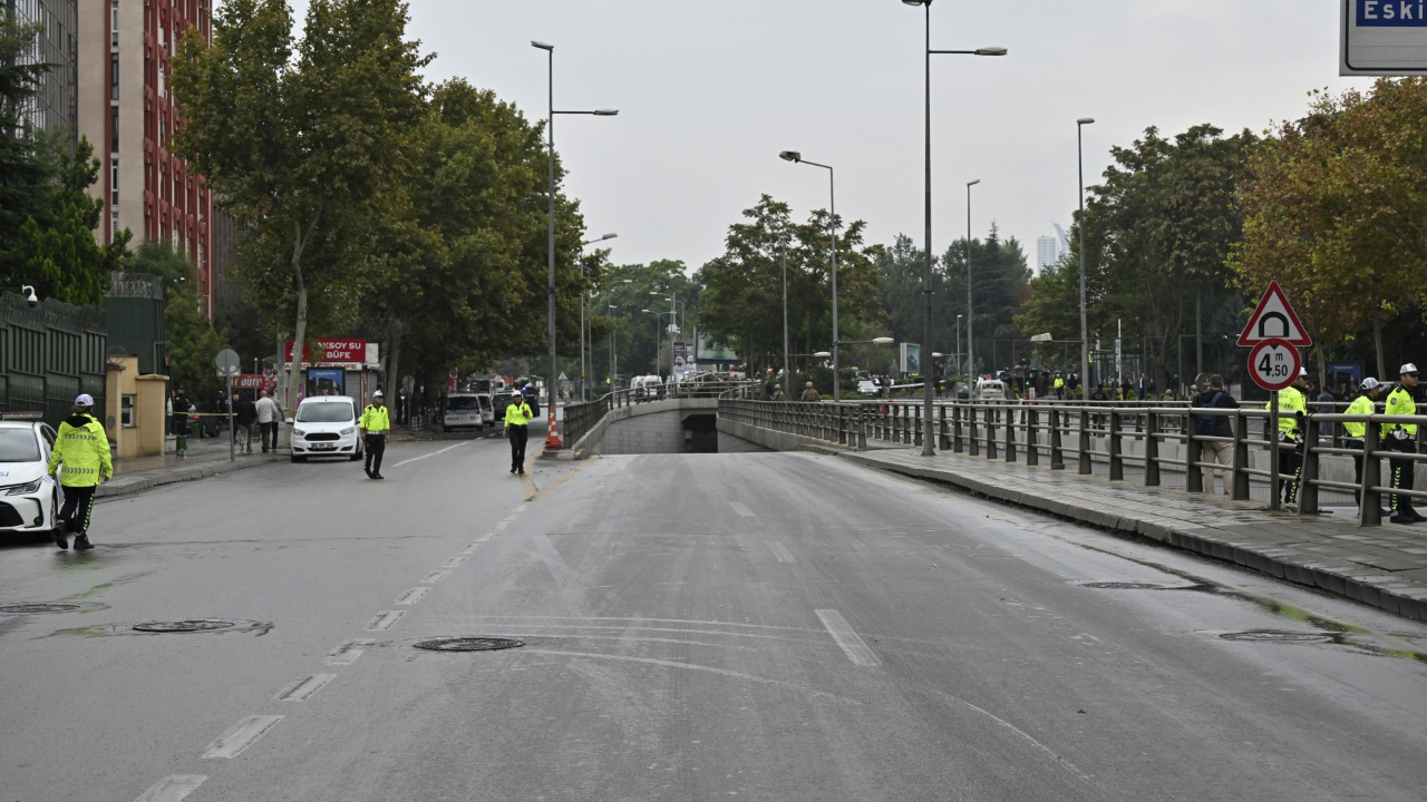 Ankara'da bomba ekipleri şüpheli paketleri kontrollü bir şekilde imha ediyor