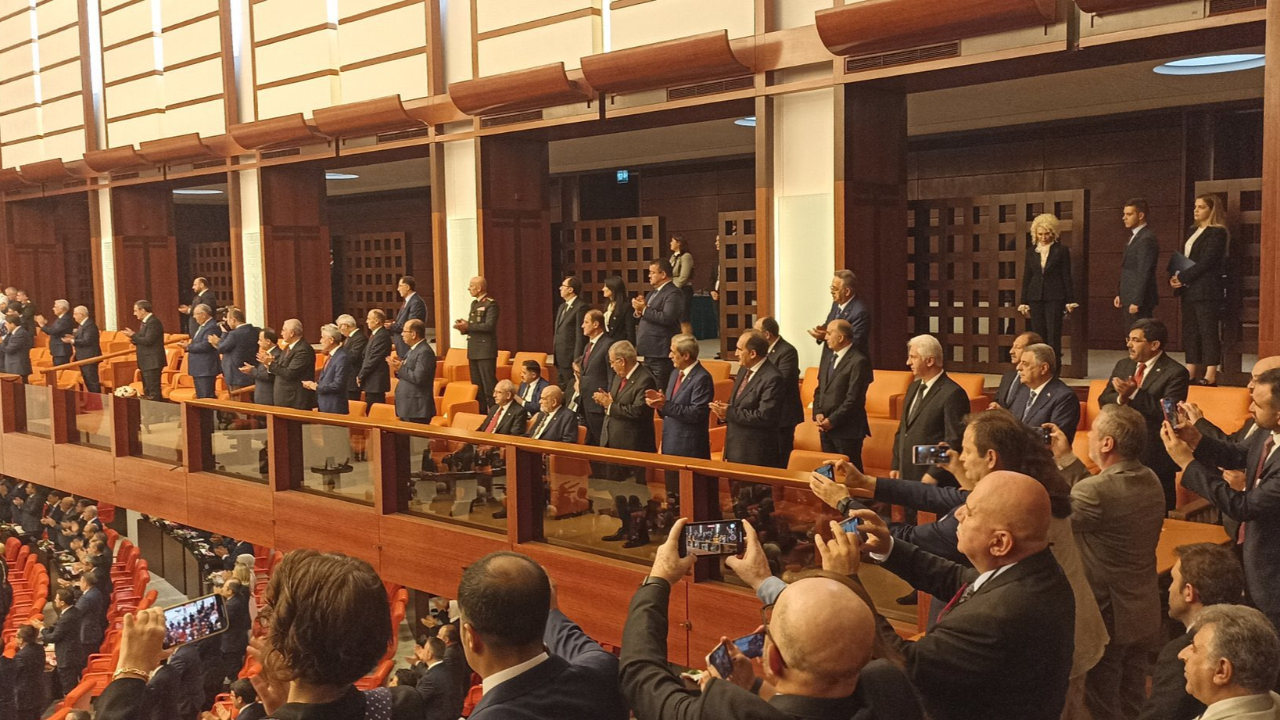 CHP ve HDP bildiğiniz gibi: Cumhurbaşkanı Meclis'e gelince ayağa kalkmadılar
