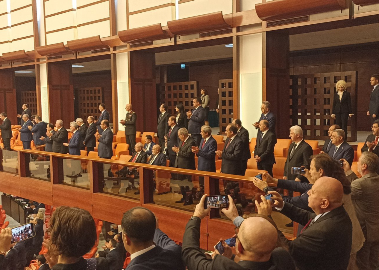 CHP ve HDP bildiğiniz gibi: Cumhurbaşkanı Meclis'e gelince ayağa kalkmadılar