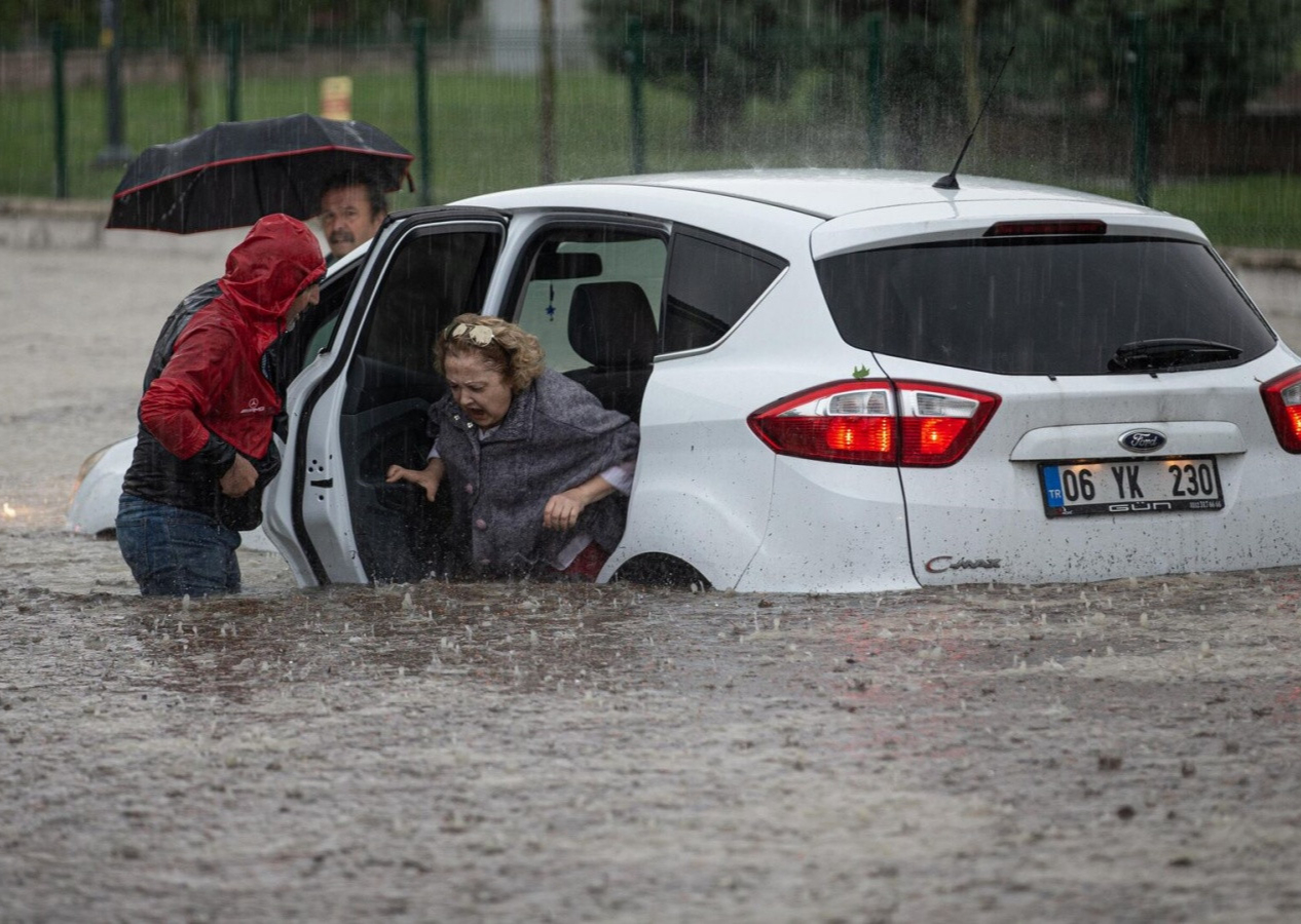 Meteoroloji'den 44 kente uyarı! Kuvvetli sağanak geliyor, sel ve su baskınlarına dikkat!