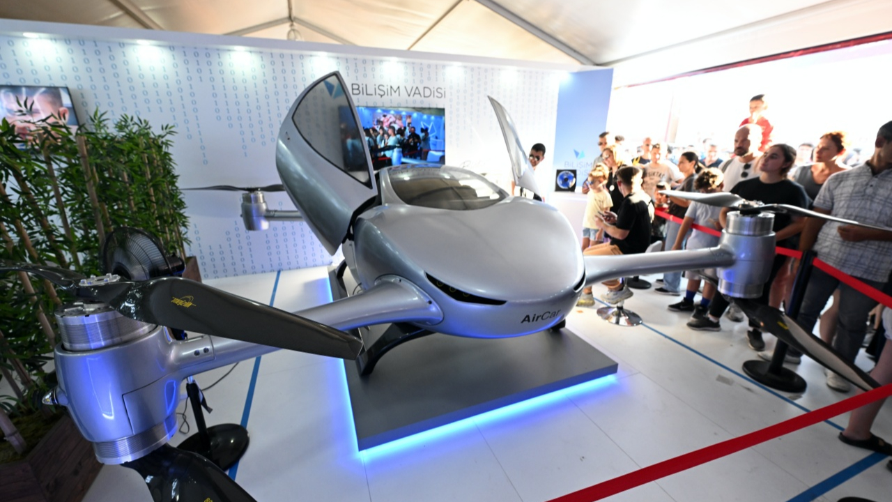 Türkiye'nin uçan arabası AirCar TEKNOFEST İzmir'de