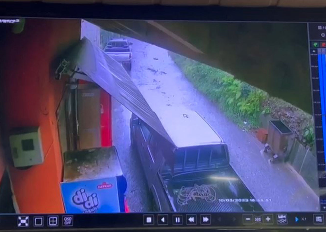 Rize’de toprağın kayarak aracı sürükleme anı güvenlik kamerasına yansıdı